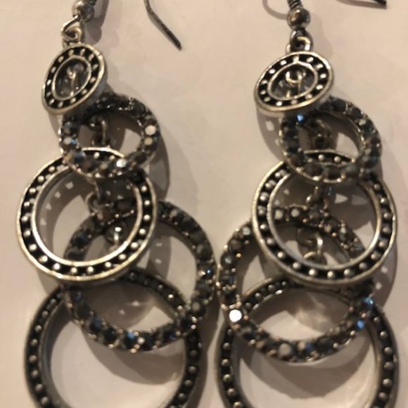 Black crystal pierced earrings - Picture 2 of 4